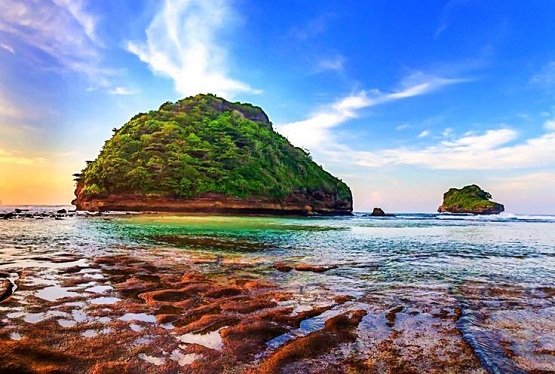 Wisata Pantai di Kota Malang Viral Dengan AF Transntour keindahan pantai goa cina