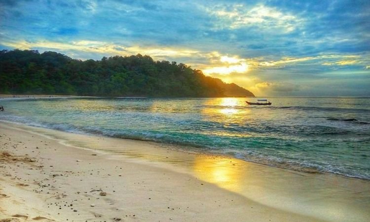 Wisata Pantai di Kota Malang Viral Dengan AF Transntour keindahan pantai sendiki